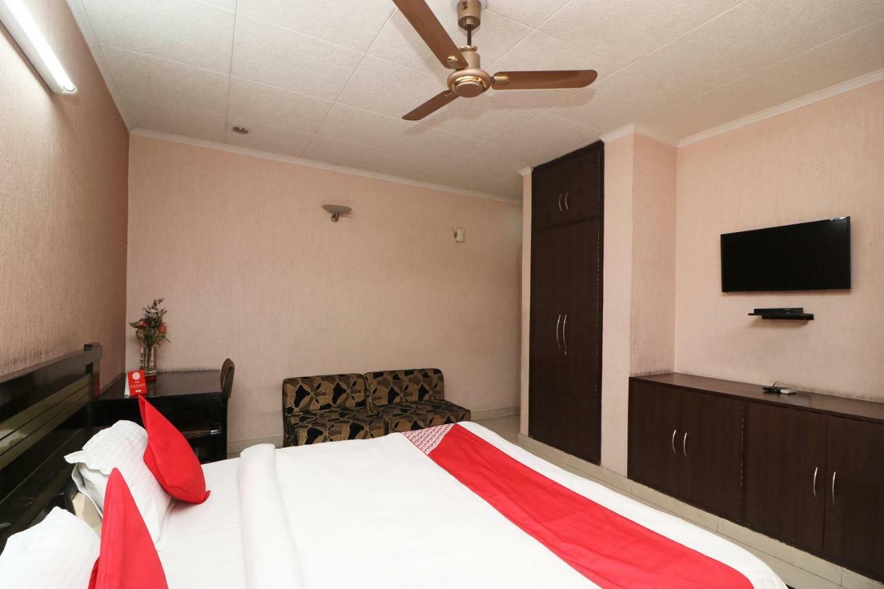 Oyo 24672 Bharat Guest House Дели Экстерьер фото