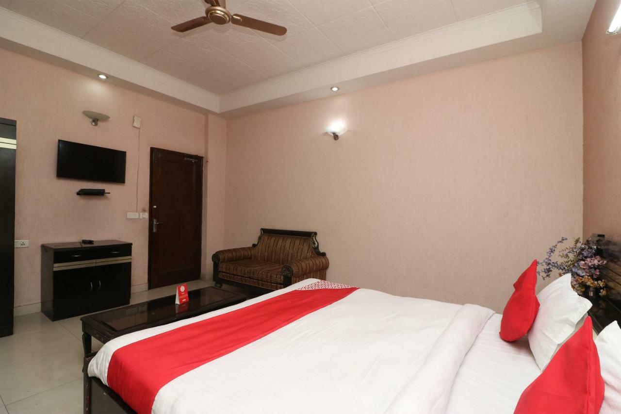 Oyo 24672 Bharat Guest House Дели Экстерьер фото