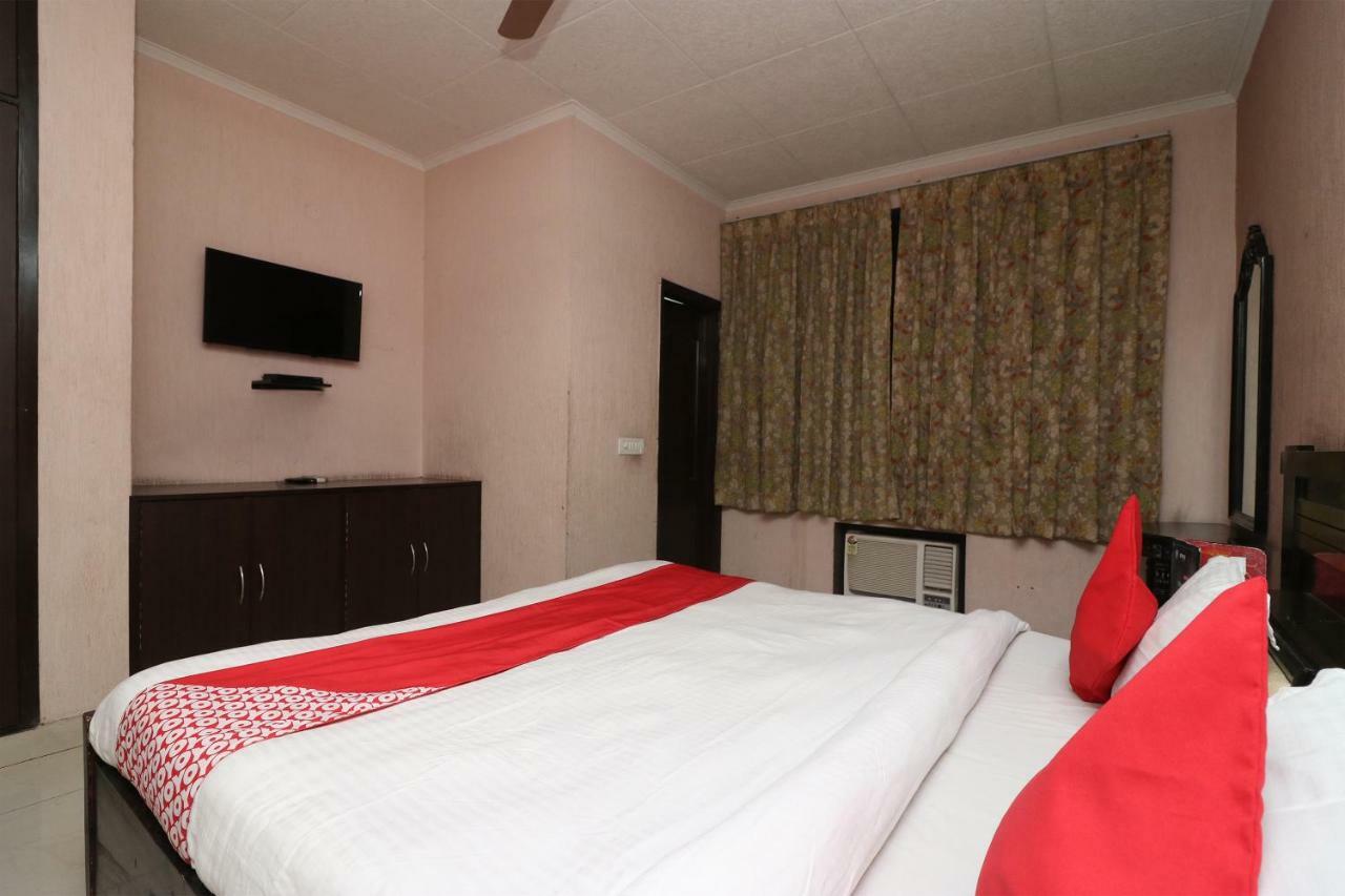 Oyo 24672 Bharat Guest House Дели Экстерьер фото