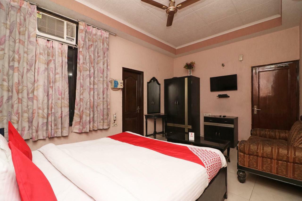 Oyo 24672 Bharat Guest House Дели Экстерьер фото
